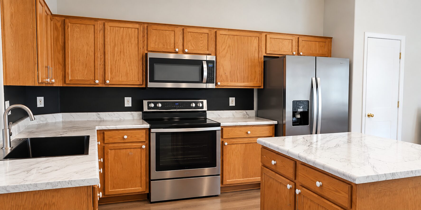 Kitchen cabinets before Spray-Net restyling